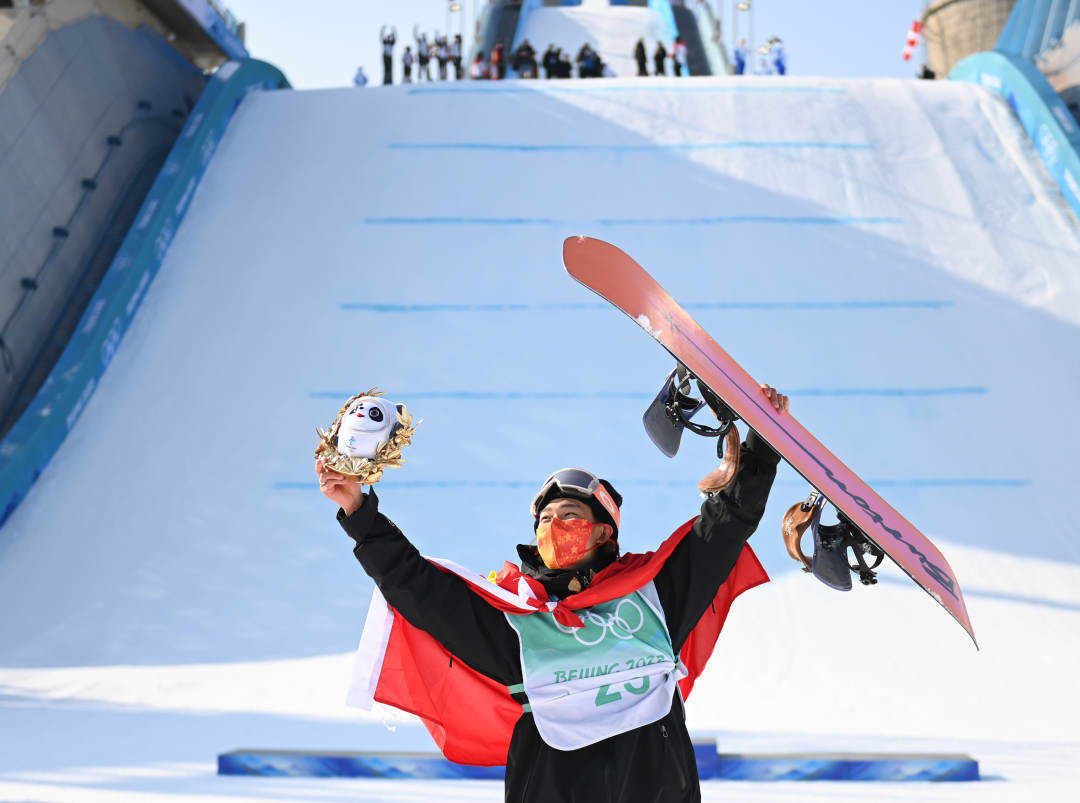 2022年2月15日，中國(guó)選手蘇翊鳴在單板滑雪男子大跳臺(tái)決賽奪冠后慶祝。新華社記者黃宗治攝