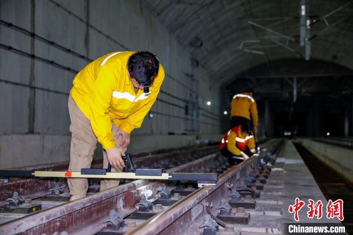 中國鐵路南寧局集團(tuán)有限公司南寧工務(wù)段職工使用道尺檢查吳圩機(jī)場高鐵站高鐵線路設(shè)備。　韋剛 攝