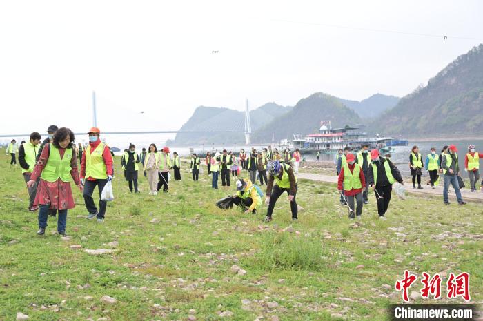 “三峽蟻工”撿拾散落在江灘上的垃圾，定期組織開(kāi)展凈灘志愿活動(dòng) 田耀平 攝